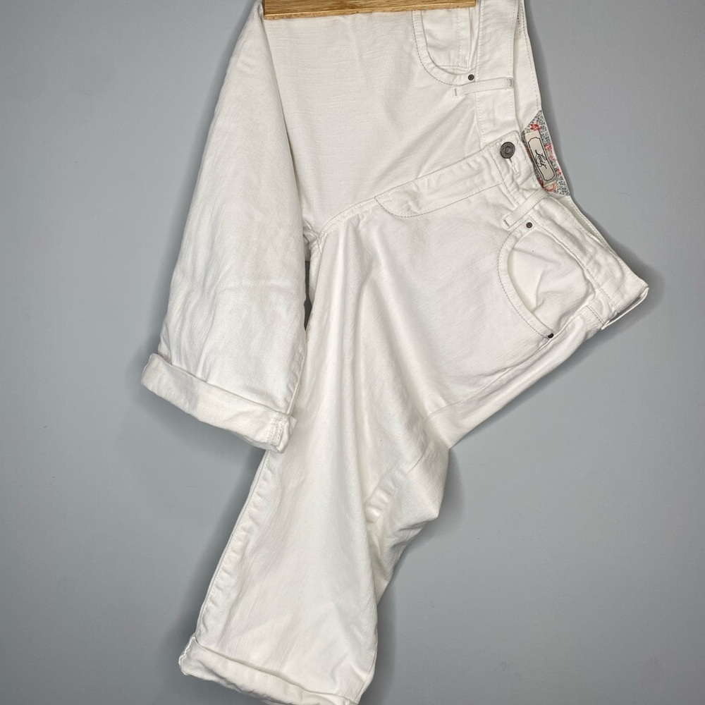 Vintage Levi's Women's Cropped White Jean Capris Size 10